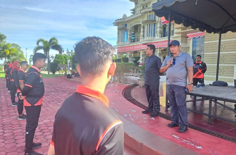 Sekda Aceh Besar, Bahrul Jamil SSos MSi membuka kegiatan senam bersama guru-guru Pendidikan Jasmani Olahraga dan Kesehatan (PJOK) SD dan SMP se-Kabupaten Aceh Besar, di Halaman Kantor Bupati Aceh Besar, Kota Jantho, Kamis (14/8/2025). FOTO/DOK DISDIKBUD ACEH BESAR