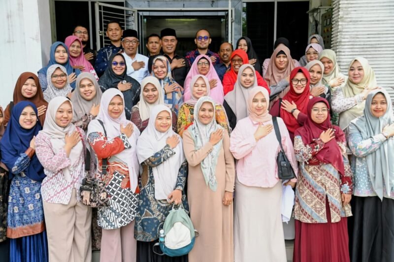 Bupati Aceh Besar, H Syech Muharram Idris foto bersama seusai acara Audiensi dengan para dokter se Kabupaten Aceh Besar di Gedung Dekranasda, Gampong Gani, Kecamatan Ingin Jaya, Aceh Besar, Jumat (15/08/2025).
FOTO/MC ACEH BESAR