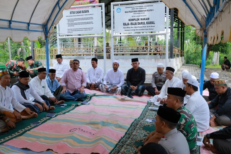 Antusias masyarakat Darul Kamal mengikuti acara ziarah dan doa bersama di Makam Pahlawan ( Raja Darul Kamal), bertempat di Gampong Biluy, Aceh Besar,Jumat, (15/08/2025). FOTO/MC ACEH BESAR.
