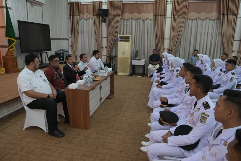 Wakil Gubernur Aceh Fadhlullah didampingi sejumlah kepala SKPA memberikan Arahan kepada purna Praja IPDN angkatan XXXII di aula rumah dinas Wakil Gubernur Aceh,Banda Aceh, (15/8/2025). Foto ; Dok. Biro Adpim Setda Aceh