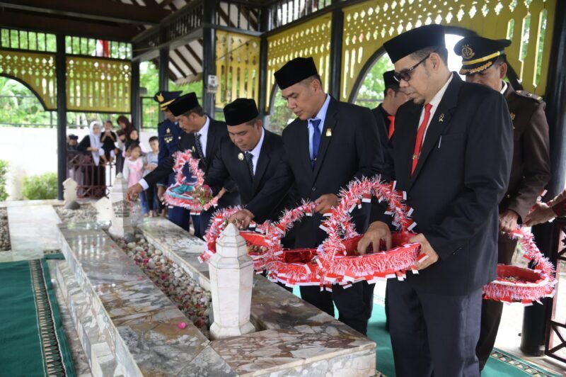 Bupati Aceh Besar, H. Muharram Idris (Syech Muharram), bersama unsur Forkopimda dan Kajaran OPD mengikuti upacara di Makam Pahlawan Nasional Teuku Nyak Arief, Gampong Lamreung, Kecamatan Krueng Barona Jaya, Aceh Besar, Sabtu (16/8/2025).FOTO/ MC ACEH BESAR