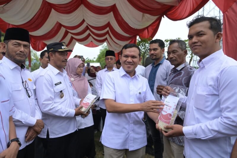 Wakil Gubernur Aceh,  Fadhlullah meulanching BUMG  penyalur Pupuk Bersubsidi Program Gerak Cepat Pemerintah Aceh di desa Aneuk Gle Kec. Indrapuri Aceh Besar, 16/8/2025 (Foto:Dok.Biro Adpim Setda Aceh) 