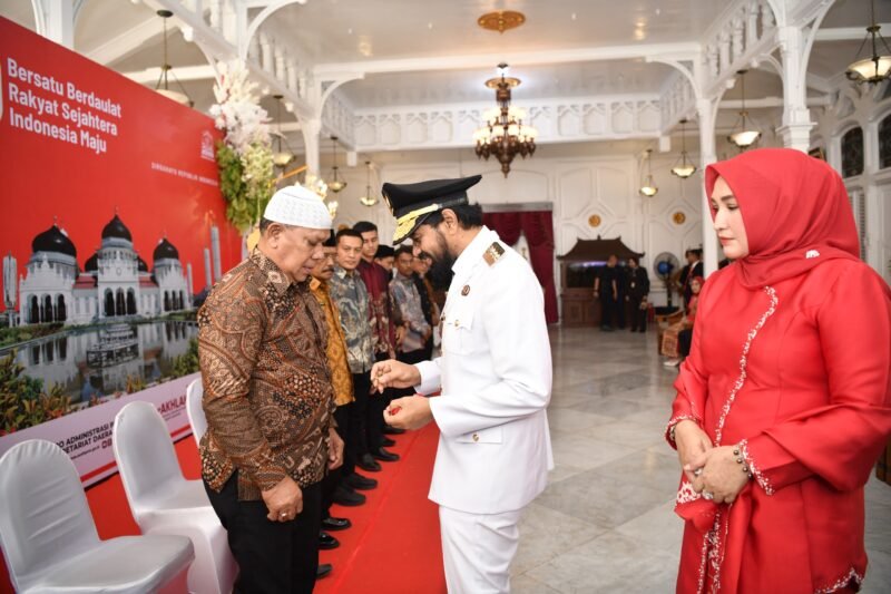Gubernur aceh muzakir manaf besar istri ny. Marlina muzakir memberikan cendera mata kepada keluarga para pahlawan sebagai wujud penghargaan, Munggu17/8/2025 (Foto:Dok.Biro Adpim Setda Aceh) 