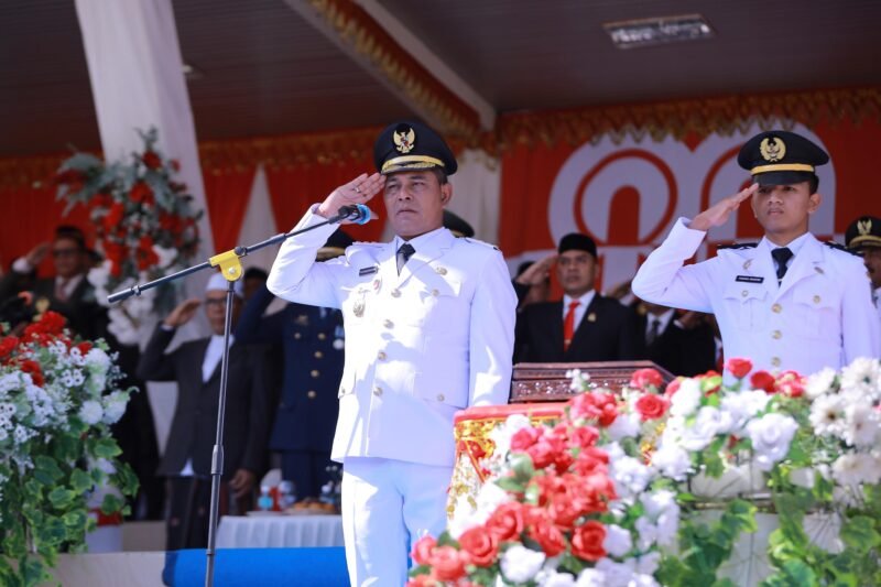 Bupati Aceh Besar Muharram Idris bertindak sebagai Inspektur upacara peringatan detik-detik Kemerdekaan RI Ke-80 di Lapangan Bungoeng Jeumpa, Kota Jantho, Minggu (17/08/2025). FOTO/PROKOPIM PEMKAB ACEH BESAR