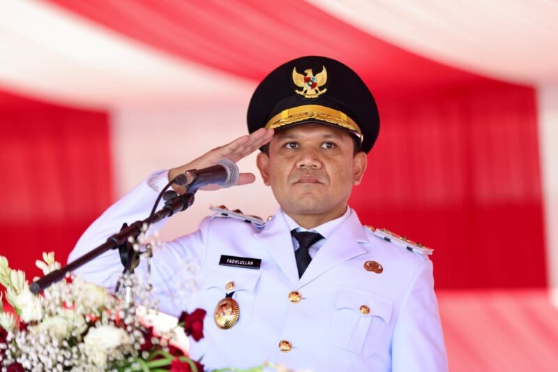 Wakil Gubernur Aceh, Fadhlullah, SE, di dampingi istri & forkopimda Aceh menjadi inspektur upacara penurunan bendera dalam rangka peringatan HUT RI ke-80 di Lapangan Blang Padang, Banda Aceh, 17-8-2025 (Foto:Dok.Biro Adpim Setda Aceh) 