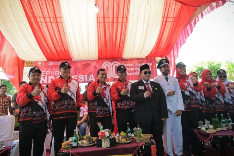Wakil gubernur Aceh, Fadhlullah bersama Forkopimda dan Ketua TP PKK Aceh Marlina menyambut kedatangan Pawai budaya dalam rangka peringatan HUT RI Ke 80 di depan pendopo Gubernur Aceh Banda Aceh, (18/8/2025). Foto ; Dok. Biro Adpim Setda Aceh