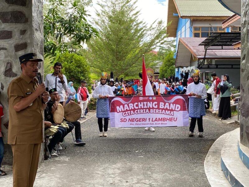 Wakil Bupati Aceh Besar Drs Syukri A Jalil melepaskan Pawai Karnaval Budaya di Halaman Kantor Dinas Pendidikan dan Kebudayaan, Kota Jantho, Selasa (19/08/2025).FOTO/PROKOPIM PEMKAB ACEH BESAR