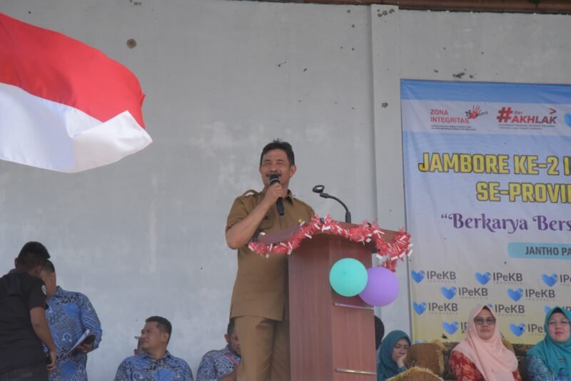 WaKil Bupati Aceh Besar Drs Syukri A Jalil, menyampaikan sambutannya pada pembukaan Jambore ke-2 IPeKB Indonesia PKB/PLKB se-Provinsi Aceh di Jantho Panorama Park (JPP), Aceh Besar, Selasa (19/8/2025). FOTO/MC ACEH BESAR