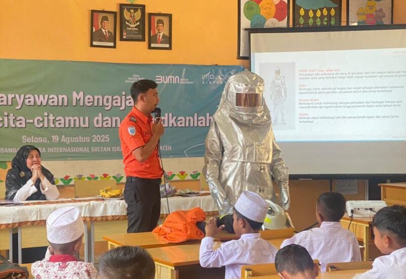 Tim Fire Fighting PT Angkasa Pura Indonesia Bandara SIM memberikan edukasi keselamatan penerbangan kepada 50 siswa Sekolah Dasar Negeri Bueng Cala, Blang Bintang, Aceh Besar, Rabu (20/08/2025).FOTO/ MC ACEH BESAR