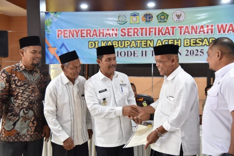 Wakil Bupati Aceh Besar Drs Syukri A Jalil menyerahkan sertifikat tanah wakaf periode kedua kepada Nadhir di Aula Kejaksaan Negeri Aceh Besar, Kota Jantho, Rabu (20/08/2025).FOTO/MC ACEH BESAR 
