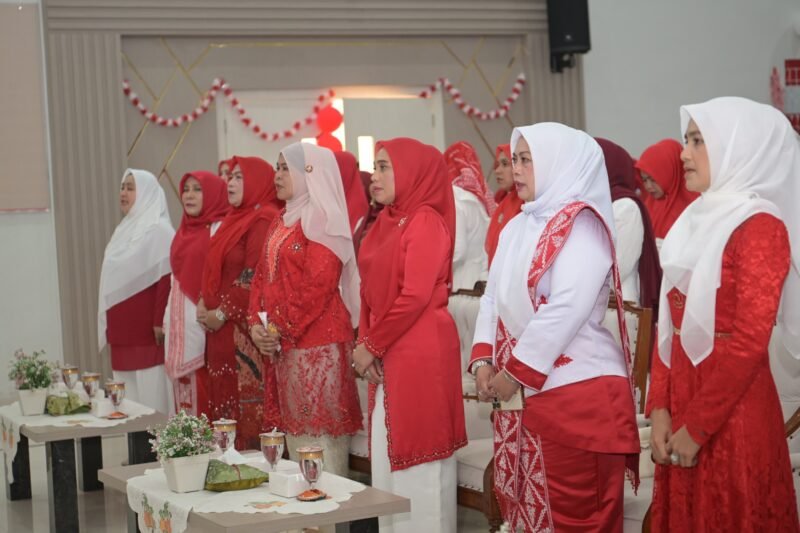 Ketua DWP Aceh, Malahayati   menyampaikan sambutan pada pertemuan rutin DWP Aceh di Aula DWP Aceh, Banda Aceh, (21/8/2025). Foto ; Dok. Biro Adpim Setda Aceh