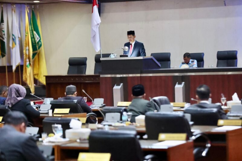 Sekretaris Daerah Aceh, M. Nasir S.IP, MPA,  membaca Tanggapan Gubernur Aceh Terhadap Pendapat/Laporan Badan Legislasi DPRA atas Rancangan Qanun Aceh tentang RPJMA tahun 2025-2029, di Gedung Utama DPRA, Kamis, (21/8/2025). Foto ; Dok. Biro Adpim Setda Aceh