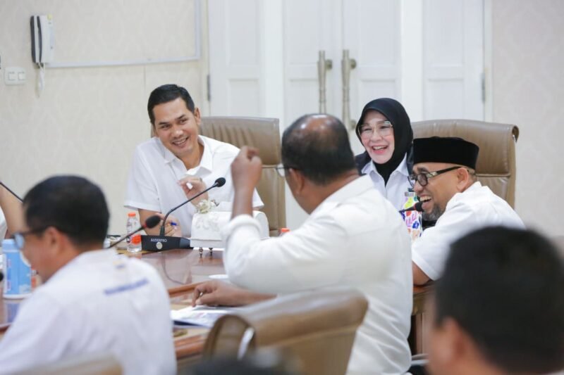 Sekda Aceh , M. Nasir beserta SKPA terkait melakukan Rapat terkait lingkar jalan RSUDZA
Bersama walikota banda aceh di pendopo walikota Banda Aceh
, rabu( 20-8-2025). Foto ; Dok. Biro Adpim Setda Aceh