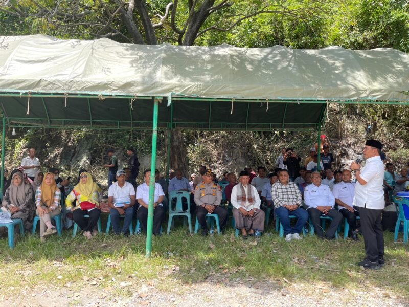 Bupati Syech Muharram, menyampaikan sambutan saat menghadiri Kenduri Gle Raya yang digelar masyarakat Kecamatan Lhoknga di halaman parkir PT SBA, Gampong Mon Ikeun, Kecamatan Lhoknga, Kabupaten Aceh Besar, Rabu (20/8/2025). FOTO/PROKOPIM PEMKAB ACEH BESAR