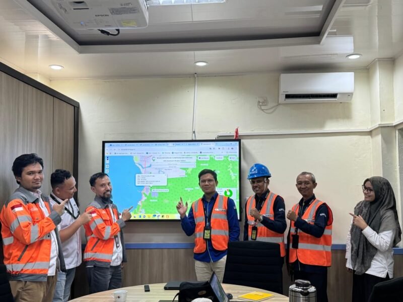 Tim BMKG Stasiun Klimatologi Aceh melihat langsung implementasi alat ARG di Perusahaan yang sudah tersambung ke Automatic Weather Station (AWS) Center BMKG. Foto: Humas PT SBA