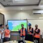 Tim BMKG Stasiun Klimatologi Aceh melihat langsung implementasi alat ARG di Perusahaan yang sudah tersambung ke Automatic Weather Station (AWS) Center BMKG. Foto: Humas PT SBA