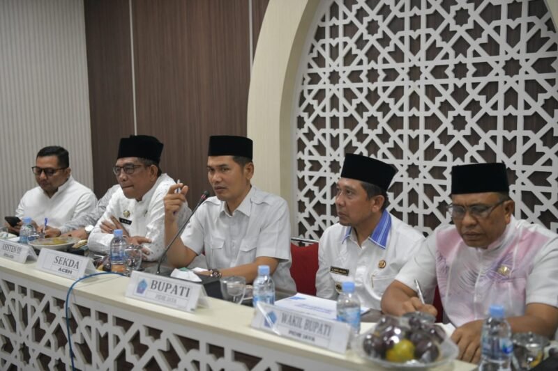 Sekda Aceh, M. Nasir didampingi Para Asisten, Kadis Syariat Islam, Kepala BPKA melakukan Rapat Teknis kesiapan pelaksanaan MTQ Ke-XXXVII diruang Rapat Kantor Bupati Pidie Jaya, Meureudu, Jumat, (22/08/2025). Foto : Dok. Biro Adpim Setda Aceh