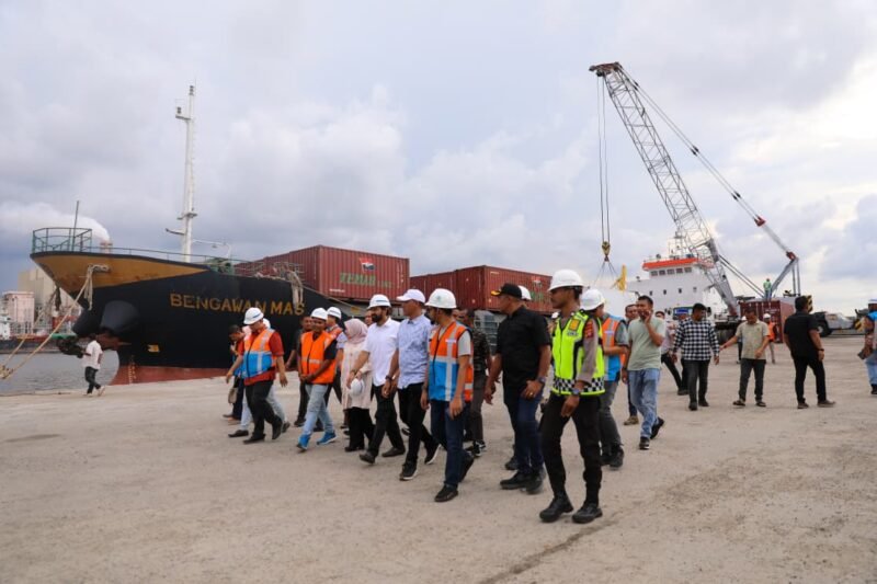 Gubernur Aceh Muzakir Manaf atau Mualem meninjau Pelabuhan Krueng Geukueh di Gampong Tambon Baroh, Kecamatan Dewantara, Aceh Utara, Jumat (22/8/2025). Foto ; Dok. Biro Adpim Setda Aceh