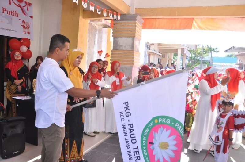 Camat Ingin Jaya, Al Mubarak Akbar, S.STP, MM melepas peserta karnaval untuk murid PAUD dan Taman Kanak-kanak di Halaman Kantor Kecamatan Ingin Jaya, Sabtu (23/08/2025). FOTO/MC ACEH BESAR