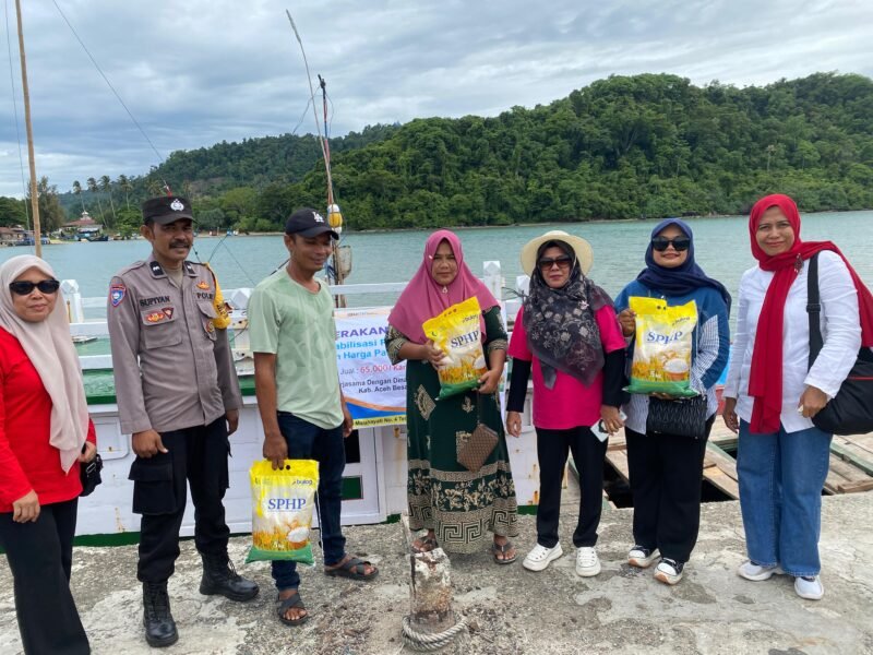 Forkopimcam Pulo Aceh menyerahkan beras SPHP secara simbolis kepada masyarakat pada program GPM Dinas Pangan Aceh Besar di Kemukiman Pulo Breuh, Kecamatan Pulo Aceh, Jum'at (22/8/2025).FOTO/DOK DINAS PANGAN ACEH BESAR