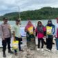 Forkopimcam Pulo Aceh menyerahkan beras SPHP secara simbolis kepada masyarakat pada program GPM Dinas Pangan Aceh Besar di Kemukiman Pulo Breuh, Kecamatan Pulo Aceh, Jum'at (22/8/2025).FOTO/DOK DINAS PANGAN ACEH BESAR