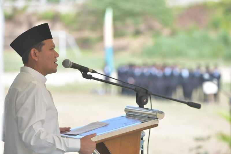 Wakil Gubernur Aceh, Fadhlullah.SE menjadi Inspektur Upacara Apel Tahunan 2025 pada Pekan Orientasi Kepesantren di Pesantren Modern Tgk. Oemar Diyan, Indrapuri, Kabupaten Aceh Besar, Minggu, 24/08/2025 (Foto:Dok.Biro Adpim Setda Aceh) 