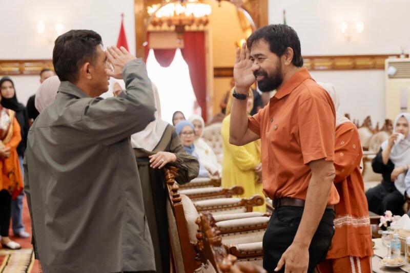 Gubernur Aceh Muzakir Manaf di dampingi istri Marlina Usman menerima kunjungan silaturahmi Kepala Kepolisian Daerah Aceh Brigjen Marzuki Ali Basyah bersama keluarganya di Meuligoe Gubernur Aceh, Minggu 24/8/2025 (Foto:Dok.Biro Adpim Setda Aceh) 