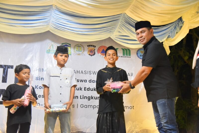 Bupati Aceh Besar Muharram Idris bagikan hadiah lomba Bakti Sosial PP HIMAB di Halaman Masjid Darul Muttaqin, Gampong Lamtamot, Minggu (23/8/2025) malam.FOTO/MC ACEH BESAR