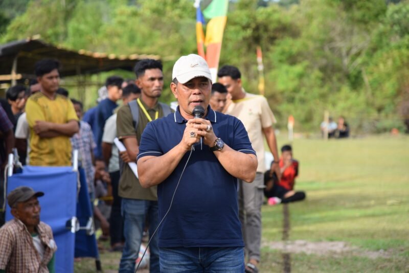 Bupati Aceh Besar H Muharram Idris (Syech Muharram), menyampaikan sambutannya pada pembukaan turnamen sepakbola HUT ke-30 Kemukiman Lamteuba, di Lapangan Keumeureuk, Gampong Lam Apeng, Kemukiman Lamteuba, Kecamatan Seulimeuem, Kabupaten Aceh Besar, Sabtu (23/8/2025). FOTO/ MC ACEH BESAR