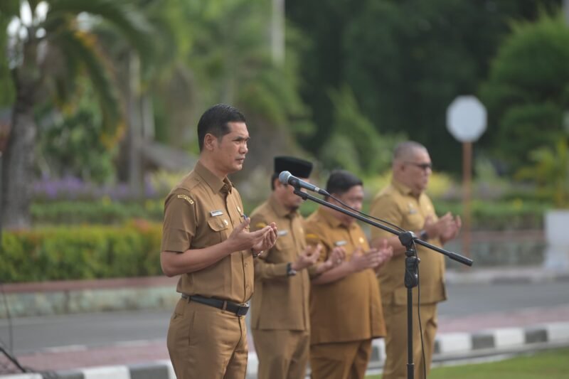 Sekretaris Daerah Aceh M. Nasir  memimpin Apel Pagi yang dihadiri para Kepala Biro, Pejabat Eselon III & IV beserta seluruh ASN/ non-ASN pada lingkungan Setda Aceh dan BPKA , di Halaman Kantor Gubernur Aceh, Banda Aceh, Senin (25/8/2025). Foto ; Dok. Biro Adpim Setda Aceh
