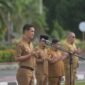 Sekretaris Daerah Aceh M. Nasir  memimpin Apel Pagi yang dihadiri para Kepala Biro, Pejabat Eselon III & IV beserta seluruh ASN/ non-ASN pada lingkungan Setda Aceh dan BPKA , di Halaman Kantor Gubernur Aceh, Banda Aceh, Senin (25/8/2025). Foto ; Dok. Biro Adpim Setda Aceh