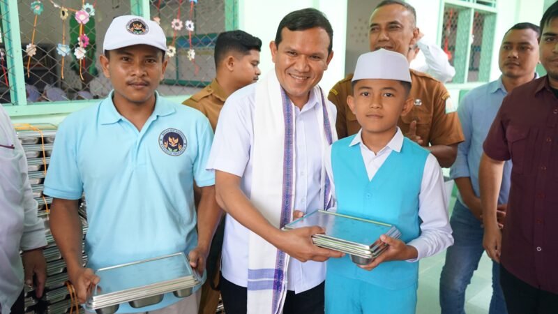 Wakil Gubernur Aceh Fadhlullah Membagikan Makanan Bergizi Gratis di Madrasah Ibtidaiyah Terpadu Al-Muslimun, Aceh Utara
Senin 25 Agustus 2025 (Foto:Dok.Biro Adpim Setda Aceh) 