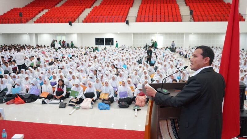 Wakil Gubernur Aceh Fadhlullah Menyampaikan Kuliah Umum dihadapan ribuan Mahasiswa Baru Universitas Malikulsaleh, di Auditorium Unimal, Releut, Aceh Utara, senin 25 agustus 2025 (Foto:dok.Biro Adpim Setda Aceh) 
