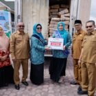 Ketua Forum Peningkatan Konsumsi Ikan Nasional (FORIKAN) Aceh, Ny. Marlina Muzakir, menyerahkan 4.9 Ton ikan segar secara simbolis kepada masyarakat Bener Meriah pada kegiatan Gemarikan di Puskesmas Simpang Tiga, Kecamatan Bukit, Senin 25/8/2025 (Foto:Dok.Biro Adpim Setda Aceh) 