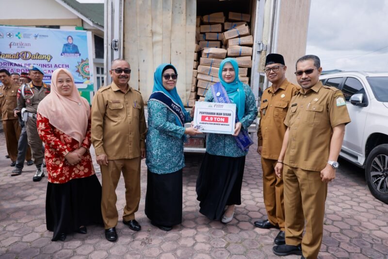 Ketua Forum Peningkatan Konsumsi Ikan Nasional (FORIKAN) Aceh, Ny. Marlina Muzakir, menyerahkan 4.9 Ton ikan segar secara simbolis kepada masyarakat Bener Meriah pada kegiatan Gemarikan di Puskesmas Simpang Tiga, Kecamatan Bukit, Senin 25/8/2025 (Foto:Dok.Biro Adpim Setda Aceh) 