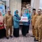 Ketua Forum Peningkatan Konsumsi Ikan Nasional (FORIKAN) Aceh, Ny. Marlina Muzakir, menyerahkan 4.9 Ton ikan segar secara simbolis kepada masyarakat Bener Meriah pada kegiatan Gemarikan di Puskesmas Simpang Tiga, Kecamatan Bukit, Senin 25/8/2025 (Foto:Dok.Biro Adpim Setda Aceh) 