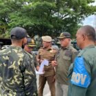 Petugas Satpol PP dan WH Aceh Besar berdialog dengan relawan penggalangan donasi untuk Palestina, di Bundaran Lambaro, Kecamatan Ingin Jaya, Kabupaten Aceh Besar, Senin (25/8/2025) pagi. FOTO/ MC ACEH BESAR