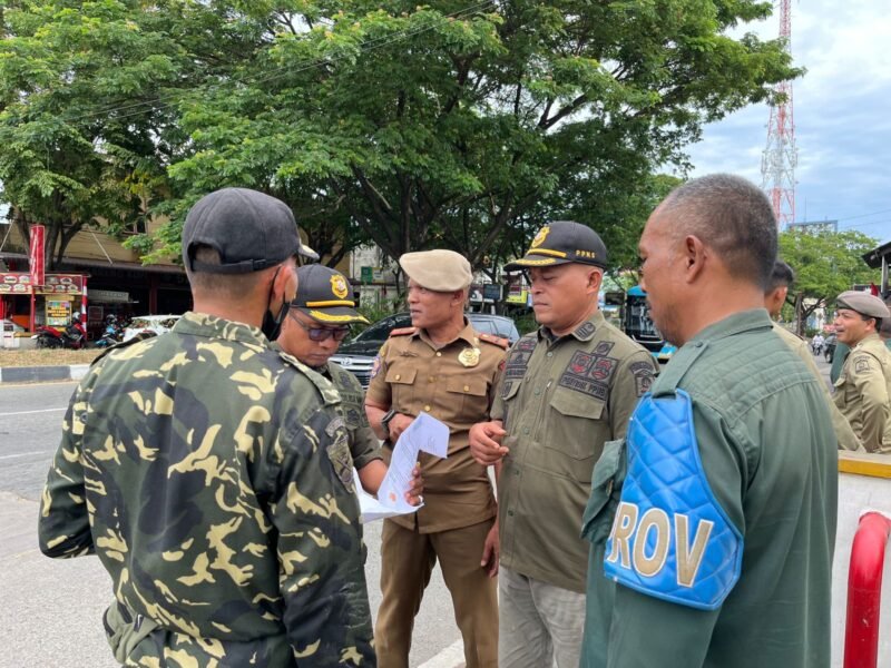 Petugas Satpol PP dan WH Aceh Besar berdialog dengan relawan penggalangan donasi untuk Palestina, di Bundaran Lambaro, Kecamatan Ingin Jaya, Kabupaten Aceh Besar, Senin (25/8/2025) pagi. FOTO/ MC ACEH BESAR