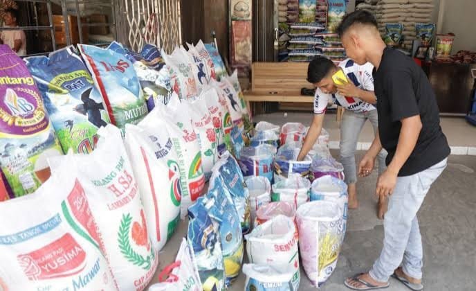 Pemilik Toko beras Boy Jaya di Pasar Induk Lambaro, Kecamatan Ingin Jaya, Aceh Besar, Senin (25/08/2025).FOTO/MC ACEH BESAR