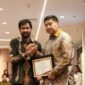 Keterangan Foto: Gubernur Aceh, Muzakir Manaf saat menerima penghargaan yang diberikan langsung oleh Mentri PKP, Maruarar Sirait, yang juga di hadiri oleh sebagian Menteri Kebinet Merah Putih, Senin, 25 Agustus, 2025. (Foto: Humas BPPA).