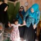Bunda PAUD Aceh, Marlina Usman, menjemput seorang anak di Desa Jamur Konyel, Aceh Tengah, sebelum mengantarkannya ke PAUD sebagai wujud perhatian terhadap pendidikan anak usia dini di pelosok daerah, Selasa 26/8/2025 (Foto:Dok.Biro Adpim Setda Aceh)