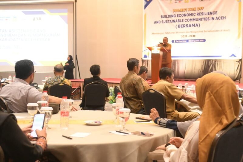 Asisten II Sekdakab Aceh Besar Bidang Perekonomian dan Pembangunan, M. Ali, S.Sos., M.Si., membuka peluncuran proyek Ersaka FBA di The Pade Hotel, Darul Imarah, Aceh Besar, Selasa (26/8/2025). FOTO/MC ACEH BESAR