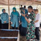 Ketua TP-PKK Aceh, Marlina Usman, bersama Bupati Aceh Tenggara, H. M. Salim Fakhry, SE, MM, Ketua TP-PKK Aceh Tenggara, Hj. Nurjanah Fakhry, dan Dandim 0108/Agara meninjau inovasi pakan organik ikan laut tawar sebagai upaya mendukung ketahanan pangan di Desa Lawe Pangkat, Kecamatan Deleng Pokhisen, Kabupaten Aceh Tenggara, Rabu 27/8/2025 (Foto:Dok.Biro Adpim Setda Aceh)