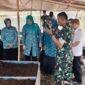 Ketua TP-PKK Aceh, Marlina Usman, bersama Bupati Aceh Tenggara, H. M. Salim Fakhry, SE, MM, Ketua TP-PKK Aceh Tenggara, Hj. Nurjanah Fakhry, dan Dandim 0108/Agara meninjau inovasi pakan organik ikan laut tawar sebagai upaya mendukung ketahanan pangan di Desa Lawe Pangkat, Kecamatan Deleng Pokhisen, Kabupaten Aceh Tenggara, Rabu 27/8/2025 (Foto:Dok.Biro Adpim Setda Aceh)