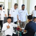 Wakil Bupati Aceh Besar Drs Syukri sedang donor darah di Kantor Bupati Aceh Besar, Rabu (27/8/2025).FOTO/MC ACEH BESAR