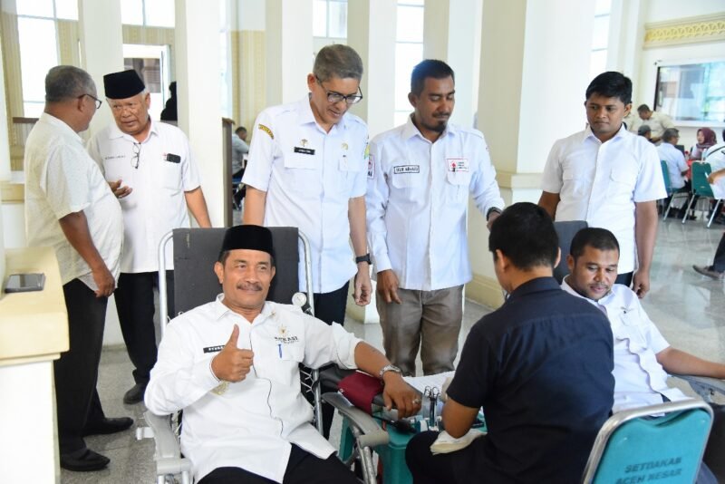 Wakil Bupati Aceh Besar Drs Syukri sedang donor darah di Kantor Bupati Aceh Besar, Rabu (27/8/2025).FOTO/MC ACEH BESAR