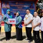 Ketua Forum Peningkatan Konsumsi lkan Nasional (Forikan) Aceh, Marlina Usman didampingi Bupati Aceh Tenggara, H. M. Salim Fakhry, SE, MM, beserta Ketua Forikan Aceh Tenggara Hj. Nurjanah Fakhry, dan Kepala Dinas Kelautan & Perikanan Aceh, Aliman, SPi, M.Si, menyerahkan 5 Ton Ikan Segar kepada masyarakat secara simbolis pada kegiatan Gerakan Memasyarakatkan Makan Ikan (Gemarikan) di Desa Rikit Bur 2, Kecamatan Bukit Tusam, Aceh Tenggara, Rabu (27/8/2025). Foto ; Dok. Biro Adpim Setda Aceh