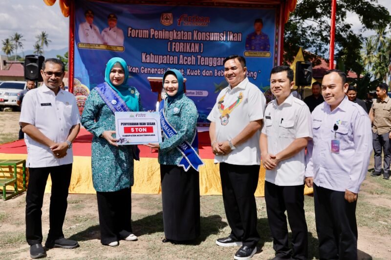 Ketua Forum Peningkatan Konsumsi lkan Nasional (Forikan) Aceh, Marlina Usman didampingi Bupati Aceh Tenggara, H. M. Salim Fakhry, SE, MM, beserta Ketua Forikan Aceh Tenggara Hj. Nurjanah Fakhry, dan Kepala Dinas Kelautan & Perikanan Aceh, Aliman, SPi, M.Si, menyerahkan 5 Ton Ikan Segar kepada masyarakat secara simbolis pada kegiatan Gerakan Memasyarakatkan Makan Ikan (Gemarikan) di Desa Rikit Bur 2, Kecamatan Bukit Tusam, Aceh Tenggara, Rabu (27/8/2025). Foto ; Dok. Biro Adpim Setda Aceh