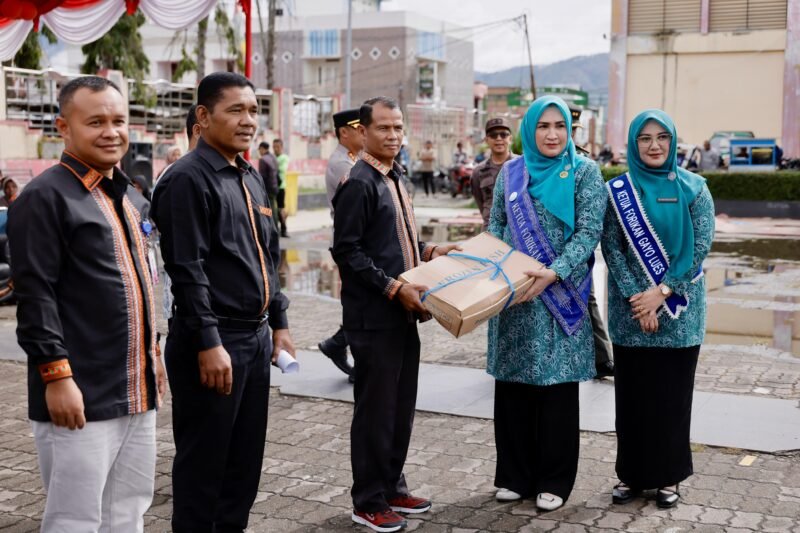 Ketua Forum Peningkatan Konsumsi Ikan Nasional (Forikan) Aceh, Marlina Usman menyerahkan 5 Ton ikan Segar kepada masyarakat yang diterima secara simbolis oleh Ketua Forikan Gayo Lues, Rita Elviani Suhaidi, S.E., dan turut disaksikan Bupati Gayo Lues, Suhaidi, S.Pd., M.Si, beserta Kepala Dinas Kelautan & Perikanan Aceh, Aliman, S.Pi, M.Si, pada kegiatan Gerakan Memasyarakatkan Makan Ikan (Gemarikan) di Kecamatan Blangkejeren, Gayo Lues, Kamis (28/8/2025). Foto ; Dok. Biro Adpim Setda Aceh