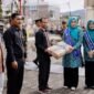Ketua Forum Peningkatan Konsumsi Ikan Nasional (Forikan) Aceh, Marlina Usman menyerahkan 5 Ton ikan Segar kepada masyarakat yang diterima secara simbolis oleh Ketua Forikan Gayo Lues, Rita Elviani Suhaidi, S.E., dan turut disaksikan Bupati Gayo Lues, Suhaidi, S.Pd., M.Si, beserta Kepala Dinas Kelautan & Perikanan Aceh, Aliman, S.Pi, M.Si, pada kegiatan Gerakan Memasyarakatkan Makan Ikan (Gemarikan) di Kecamatan Blangkejeren, Gayo Lues, Kamis (28/8/2025). Foto ; Dok. Biro Adpim Setda Aceh